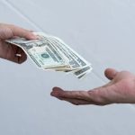 Nằm Mơ Thấy Người Đàn Ông Đưa Tiền Cho Mình - Giấc Mơ Đổi Đời? 